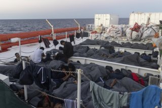 L'ONG a fait appel à trois Etats afin de prendre en charge les quelque 230 migrants qu'un de ses navires a récupérés en Méditerranée.